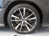 純正のアルミホイール装着車です。タイヤサイズは245/40R18です。