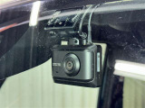【前後カメラ付きドライブレコーダー】お車の前と後ろをバッチリ記録!事故やトラブルの際、映像が残っていると心強いですね。