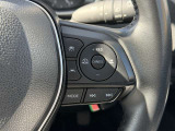 アダプティブクルーズコントロール機能付きです。走行中に先行車の様子を検知しながら、設定した車速の範囲内で先行車との距離のキープを支援します。詳細は販売店スタッフまでおたずねください。