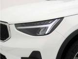 ひときわ印象的なT字型のLEDヘッドライトは、新世代のボルボを象徴するユニークなアイコンとなっています。LEDデイタイム・ランニング・ライトやポジションライト、ウインカーの役割も果たします。