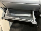 【グローブボックス】容器がせり出してくるバケットタイプ!一目で中身を把握でき、取り出しやすさにも優れます!