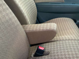 運転席にはアームレストが付いてます。