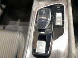 快適なドライブを叶えるため、シフトノブの周囲にモードスイッチをはじめ、プッシュパワースターターやEVモードスイッチなどを配置し、操作性を高めています。