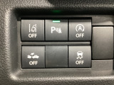 運転席脇のクラスタースイッチ部分にはアイドリングストップOFF、パーキングセンサー、その他走行系スイッチを集中配置しております。