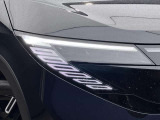 精悍な印象を与えるシャープな造形のLEDヘッドライト。夜間走行時も前方を明るくしっかりと照らし出し、安全な視界の確保を強力にアシストします。