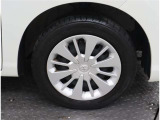 純正ホイールキャップ装着車です♪シンプルで飽きのこないデザインが車全体の印象によく似合っていますね(^^)/