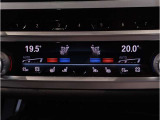 運転中にもオーディオの音量やFMの切り替えなどステアリングでの操作で切り替え可能なため、ステアリングから手を放す必要がない為、運転中でも操作が簡単でございます。