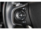 ハンドル左部分でオーディオ操作が可能。そのため、運転中でも目線をずらさずに安全運転♪スマートフォンを接続してハンズフリー通話も可能です。