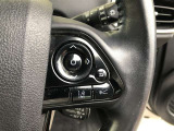 【ステアリングスイッチ】右です。ステアリングから手を離さず、運転に集中したまま手元でマルチインフォメーションディスプレイ内の表示切替などができます。