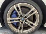 BMWならではの卓越した走りを支えるホイールと足回りです!日本車の走りに慣れている方にもぜひ体感して頂きたいほど、高いレベルでまとまっています!BMWならではの卓越した走りを支えるホイールと足回りです
