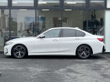 また、BMW正規認定中古車は、エマージェンシーサービスが自動付帯。24時間365日、皆様のカーライフをサポート致します。確かな安心のうえで、「駆けぬける歓び」をご堪能ください。