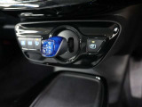 CVT(無段変速)のオートマチックです。インパネシフトがとても使い易く足元がスッキリするので、空間が広く使えますね♪