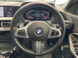 BMWのステアリングのリムは、一般的なものより少し太めにデザインされています。 これはタイヤやステアリングシャフトなどを介して伝わる路面からの入力を、しっかりと把握するためです。