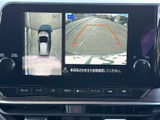 後方の映像に加えて車両周辺を上から見た表示もあり、駐車時に周囲の位置関係を確認しやすい仕様です。画面のガイドも目安になり、車庫入れや狭い場所での駐車をサポートします。