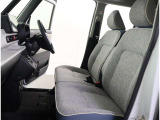 シックな色使いの運転席周りですね。すっきりとしたデザインで上品な色使いです。居心地の良い運転席長く座ってられるリラックスできるデザインがいいですね。