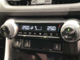 運転席、助手席別々に温度設定ができるデュアルエアコン装備です。男性が暑いと感じても、女性は寒いと感じる、そんな時の車内温度を別々に調節できるので、ストレスなくドライブをお楽しみいただけます。