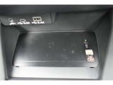 ワイヤレスチャージャーを装備。対応スマートフォンを置くだけで手軽に充電できます。
