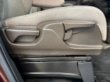 高さが調整できる運転席。シートポジションは大切です