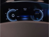 【ヘッドアップディスプレイ】現在の車速表示や目的地へのルート案内やメディア関連のリストを表示する事が可能です。視線移動を減らす事によりドライブに集中して頂けます。