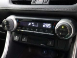 左右独立温度コントロールフルオートエアコン!運転席、助手席それぞれ独立して温度設定が可能です。