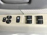 【電動格納ミラー】サイドミラーは電動格納式となっており、狭い駐車場でもキズがつくリスクを抑えられます。