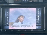 テレビ番組を表示できる画面を備えており、停車中に映像を視聴したい場面で活用できます。番組情報も画面に表示されるため、休憩時間など車内で過ごすひとときに便利です。