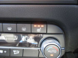 運転席側のシートヒータースイッチになります♪