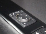 オート格納機能付のドアミラーを装備しています。