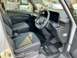 運転席も広々とゆったりしております。アームレストも装備しており快適にドライブしていただけます。