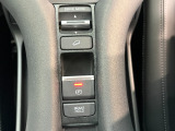 電子制御パーキングブレーキは信号待ちでも便利。いつもより運転がラクになるはずです。