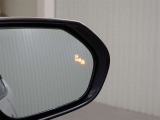 隣車線を走る車両をレーダーで検知し、ドアミラーでは確認しにくい後側方エリアに存在する車両に加え、急接近してくる車両も検知します。車両を検知するとドアミラーに搭載されたLEDインジケーターが点灯します。