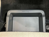 【助手席シートアンダーボックス】運転用の替え靴や、車内に常備したいこども用品、着替えた服などを収納できます★