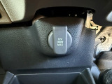 運転席と助手席間の足もとにアクセサリーソケットを装備♪専用のカーチャージャーを挿すことで運転しながらスマホなどの機器も充電していただけます!