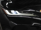 「アダプティブハイビームシステム(AHS)」が装備。LEDの配光範囲を細やかに制御し、先行車や対向車に光が当たる部分だけを自動的に遮光するので、ハイビームでの走行頻度がより向上します。