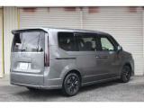 走行中に発生する車体のゆがみや微振動を減衰させる「パフォーマンスダンパー」をHondaのミニバンとして初めて採用。上質な乗り心地と安定性、優れた運動性能を感じられます。