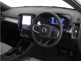 インストルメントパネルは僅かに運転席側へと傾けられているほか、余計なスイッチ類を可能な限り排し、運転に集中しやすい環境を造り出しています。