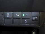 パーキングセンサーや横滑りを防ぐVSA等のスイッチ類は運転席の右側、手の届きやすい位置にあります。