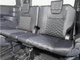 便利な5:5分割可倒式シートです。収納と乗車人数のバランスに優れています♪荷物の大きさに応じたラゲージスペースをフレキシブルに作り出せるので、シーンに応じた使い方ができます♪