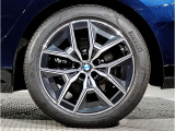 【BMWアロイホイル】軽量かつ強度に拘ったアロイホイル。走行性能ポテンシャルを引き出す設計。車の足元を引き締めてくれる大きなポイントはアロイホイルです。