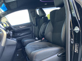 前席は体を包み込むような形状で、運転席まわりの視界も確認しやすい配置です。落ち着いた色調の室内は、運転する方も助手席に座る方もくつろぎやすい雰囲気です。