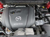 「SKYACTIV-G(ガソリン)」は、規格外の高圧縮を実現し、世界のエンジン技術者に驚きを与えました。さらに、それを維持したままノッキングの発生を抑え、熱効率を向上、走りにも寄与したエンジンです。