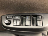 パワーウィンドのスイッチです。運転席に座りながら、助手席や後席の窓を開け閉めできるので大変便利ですよ。