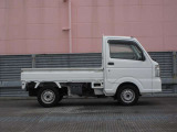 シンプルなボディ形状と広い荷台を備えた軽トラック。視界の確保にも配慮された設計で、仕事や農作業など幅広い用途に対応します。