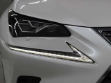 LEDヘッドランプにはアダプティブハイビームシステム「AHS」を採用。光検出カメラで車両検出をし、先行車や対向車に直接ハイビームを当てないように部分遮光します。