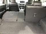 リヤシートを倒すと大きな荷物も搭載可能です。