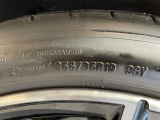 純正19インチアルミホイール。リヤは255/35R19