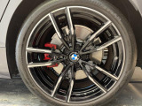 BMWならではの卓越した走りを支えるホイールと足回りです!日本車の走りに慣れている方にもぜひ体感して頂きたいほど、高いレベルでまとまっています!