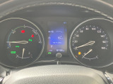左右のメーターと中央の表示部に情報がまとまり、運転に必要な表示を確認しやすい配置です。速度や燃料残量、走行距離などが見やすく、日々の運転時に状況を把握しやすくなっています。