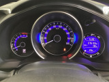真ん中にスピードメーターを配した、見やすい3眼メーターになっています。右側のインフォメーション画面でオドメーターや燃費などの情報を確認できます。
