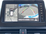 車両周辺の映像に加え、上から見たような表示も確認できる画面です。駐車時などに周囲の状況を把握しやすく、安心感につながる装備です。